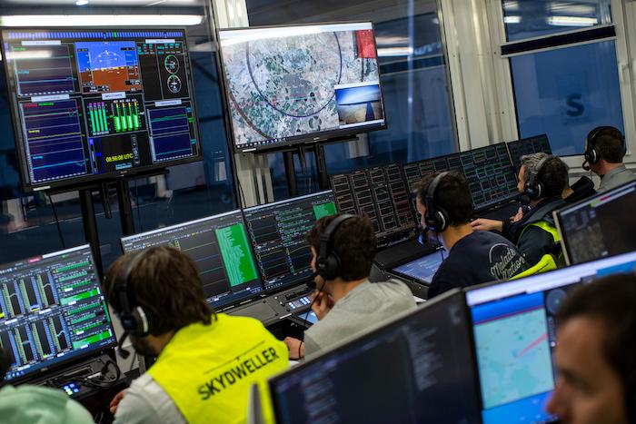 l'équipe au sol regarde les écrans de contrôle