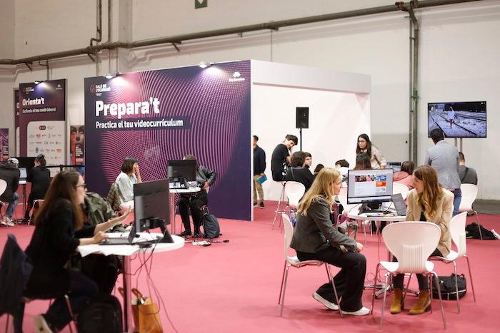 des jeunes assis au salon de l'emploi