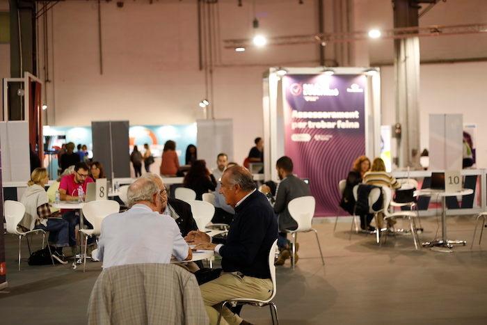 des seniors au salon de l'emploi