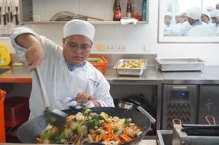 un élève apprend le métier de cuisinier . Photo Salabaï