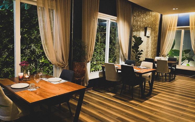 Vue de la salle du restaurant medium Rare Chiang Mai