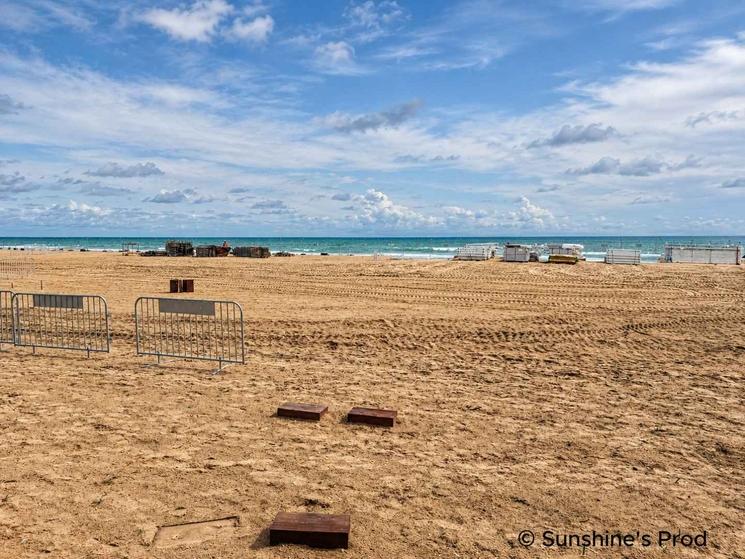 Plage de Saly Ouest aménagée pour accueillir des compétitions sportives, avec équipements temporaires et vue sur l’océan Atlantique.