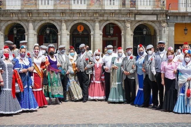 Des chulapos et chulapas posent ensemble