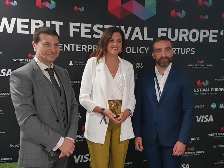 Sandra Gomez s'est vue remettre le trophée de ville organisatrice par l'équipe organisatrice du Webit