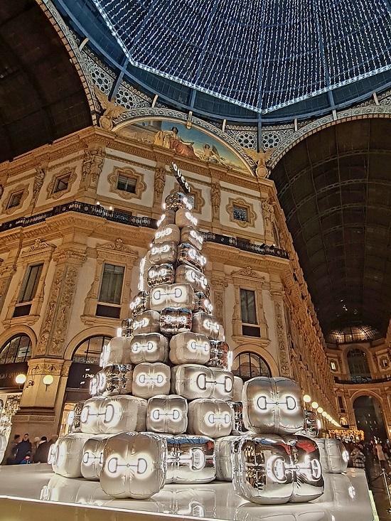 sapin formé de valises gucci