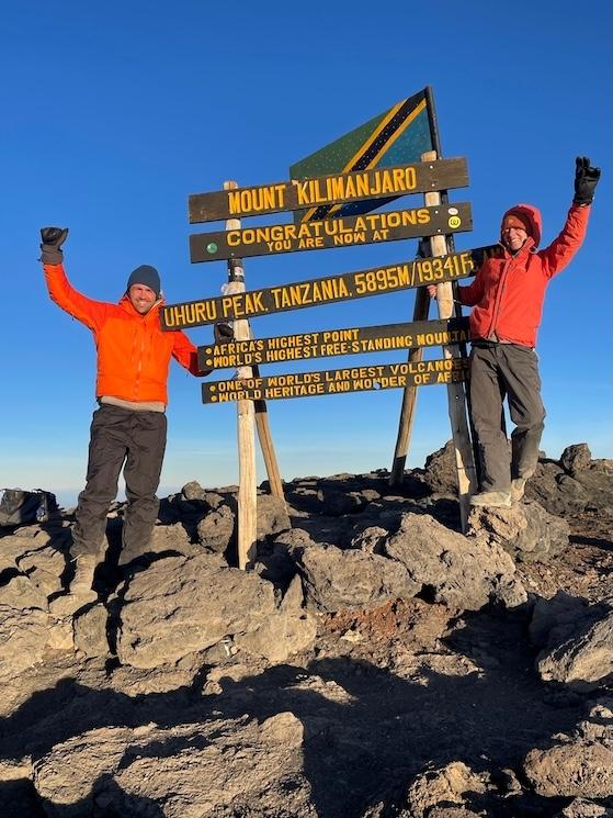 Sarah de Lagarde et son mari Jérémy au sommet du Kilimandjaro (août 2022)