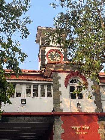 L'affiche humoristique de la fondation St+art India au Sassoon docks