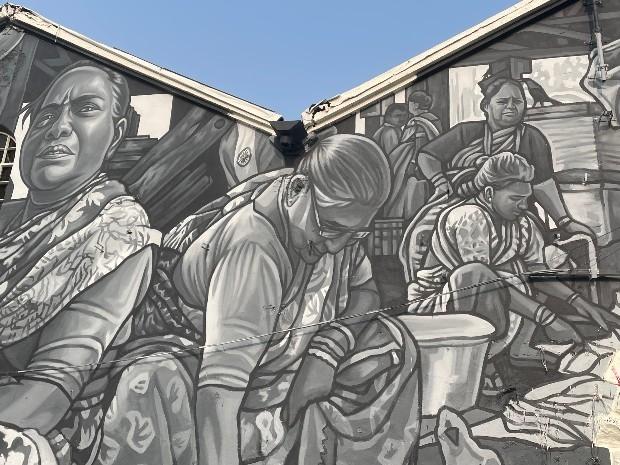 Une peinture murale aux Sassoon Docks