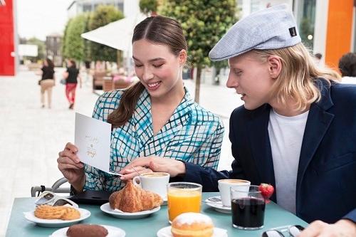 deux jeunes prennent le petit déjeuner à scalo milano