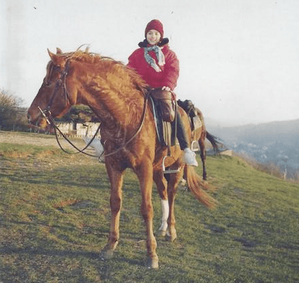 Un cavalière sur son cheval au bord de la mer