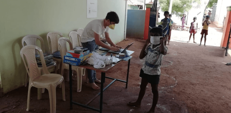 Distribution de livres et de masques pour inciter les enfants à rester chez eux pendant le confinement du covid.