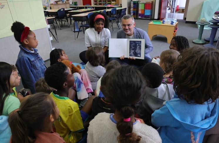 Des élèves dans une salle de class avec Sébastien Robert et une enseignante de l'école bilingue de Berkeley