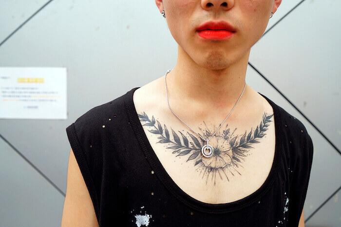 Photo de Miguel Trillo d'un torse tatoué