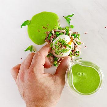 Le chef francais Guillaume Comparat ajuste un plat