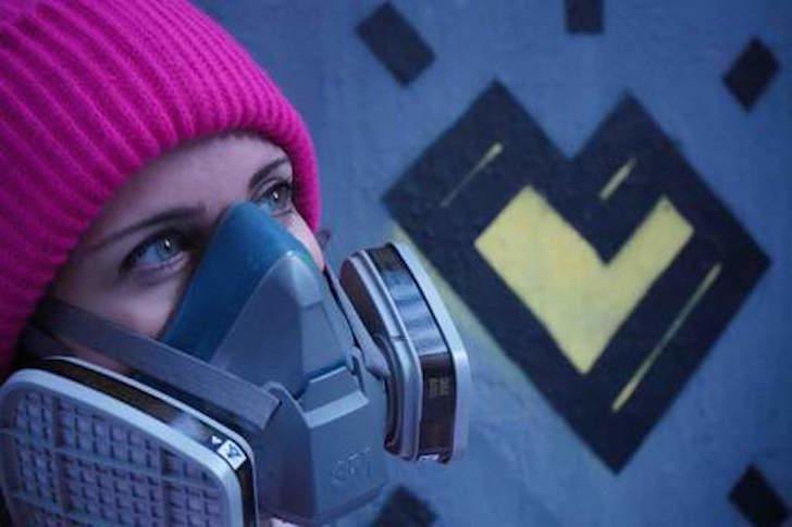 Caroline Tronel artiste de Hong Kong devant un mur