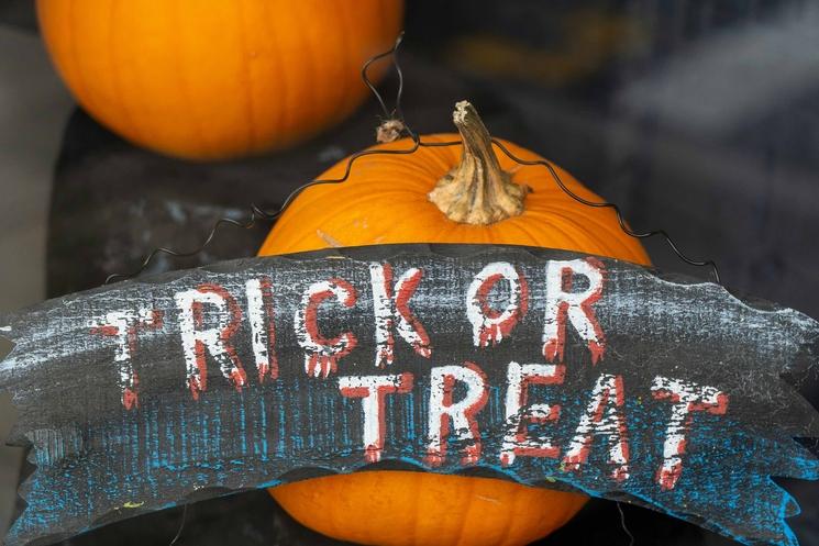 Un panneau avec l'écriture Trick or Treat