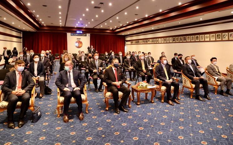 Ceremonie de signature d'un accord de cooperation franco-thailandais autour des transports