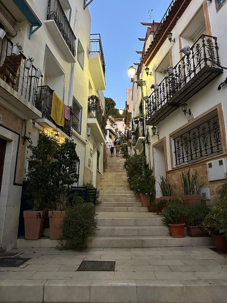 Situé au pied du château de Santa Bárbara, le quartier de Santa Cruz est l'un des plus pittoresques et anciens d'Alicante