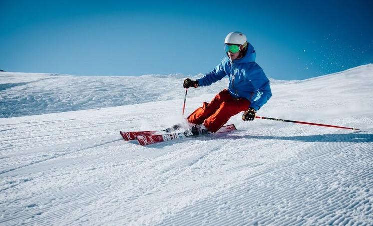 un skieur descend une piste de ski