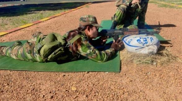 Soldate transgenre cambodgienne