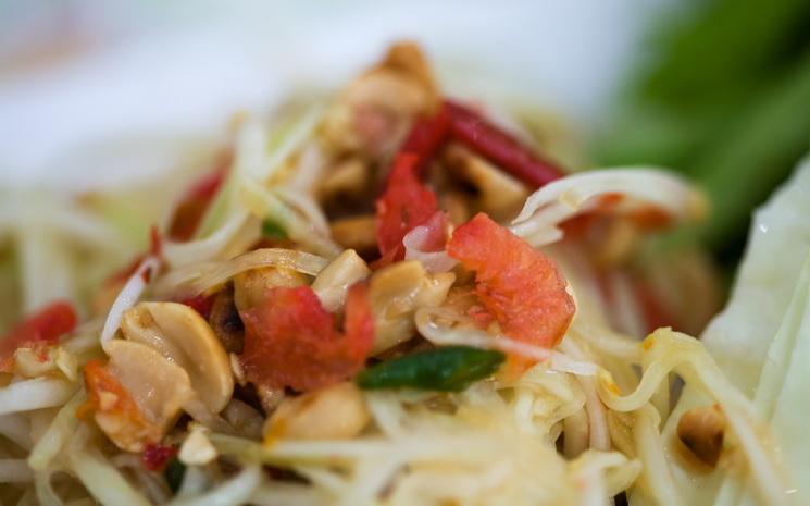 Un plat thailandais de salade de Papaye ou Som Tam
