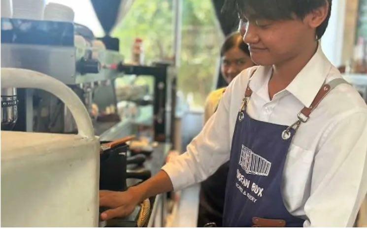 Sopha Nen dans une tasse de café