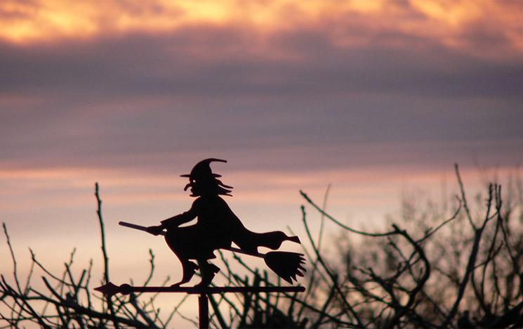 Photo d'une sorcière sur un balai