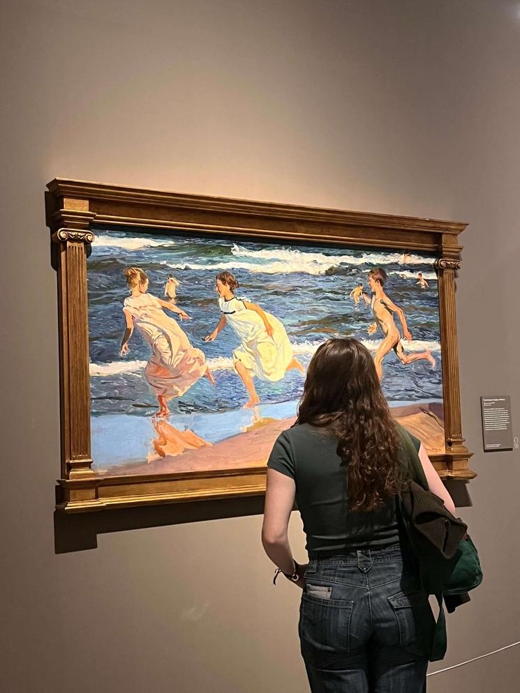 Jeune femme admirant un tableau Sorolla