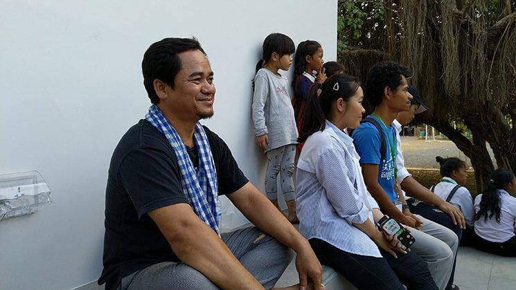 Srey Bandaul avec des étudiants de Phare Credit Morgane Darrasse.jpg