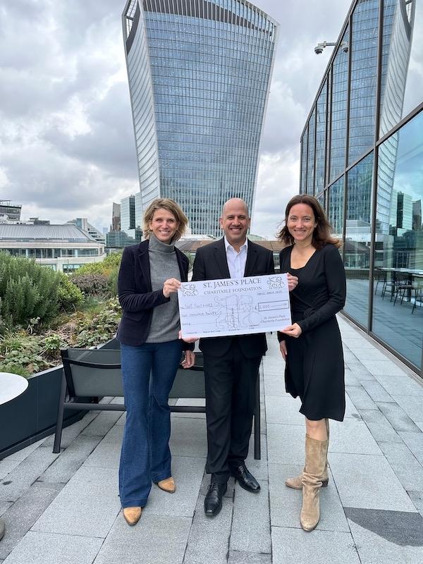 Remise de chèque de St James’s Place Charitable Foundation (crédit : 1001fontaines)