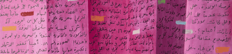 photos d'un mur d'écritures sur un fond rose