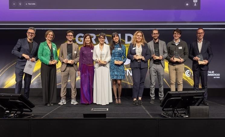 des personnes sur une scène