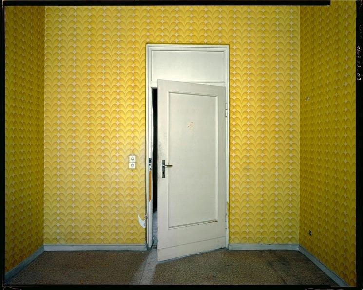 Photo d'une pièce vide en Allemagne de l'est avec une tapisserie jaune par Harf Zimmermann