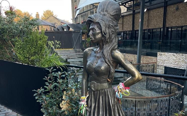 Statue de bronze d'Amy Winehouse situé au Camden Market.