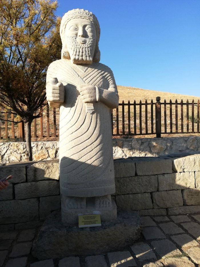 Statue du souverain à Aslantepe