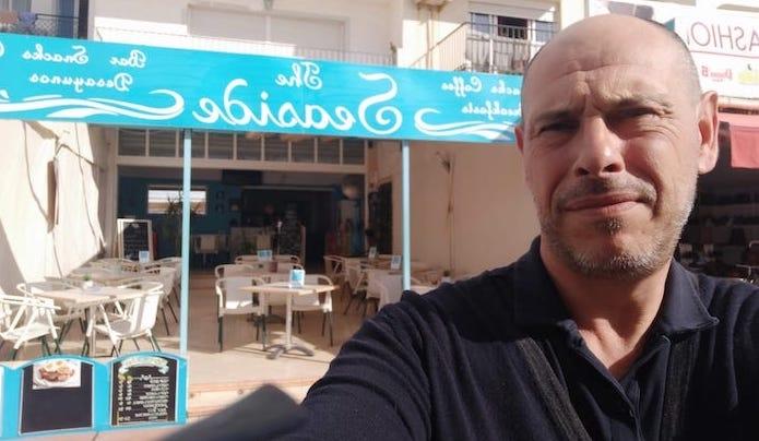 Stephane devant son restaurant The Seaside