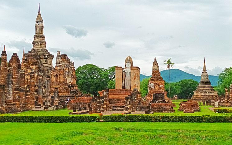 Vue large du parc historique de Sukhothai inscrit au patrimoine mondial de l'UNESCO
