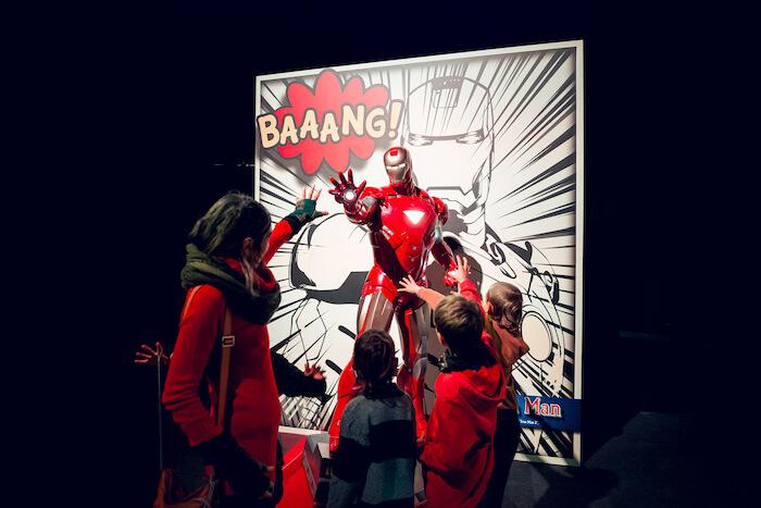 les enfants regardent les objets