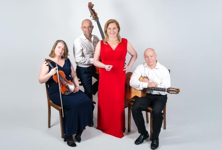 Susanna avec son groupe Bons Baisers de Paris