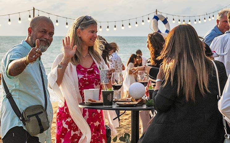 Un participant au salon du tourisme thailandais TTM+ 2024 fait un geste de satisfaction lors du cocktail de lancement surla plage de Khao Lak