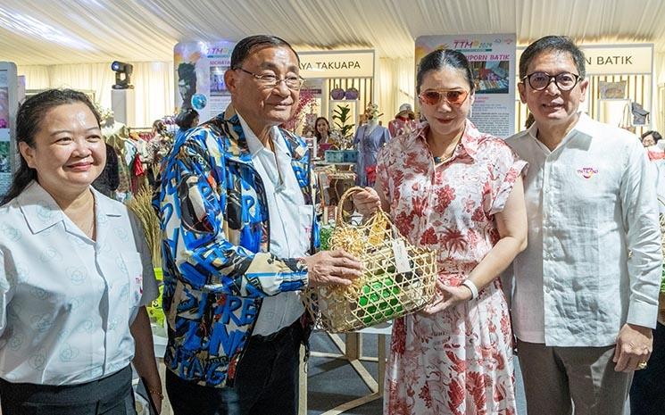 Le ministre thailandais du tourisme, Sermsak Pongpanich, accompagne de la gouverneure de la TAT, Thapanee Kiatphaibool, lors du salon du tourisme TTM+ 2024