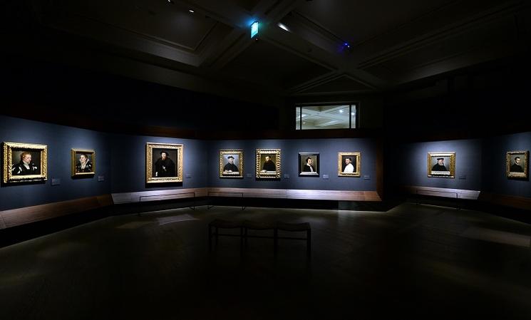 Tableaux de portraits de Moroni alignés sur un mur d'exposition