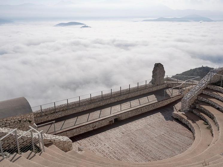 théâtre temple au-dessus des nuages