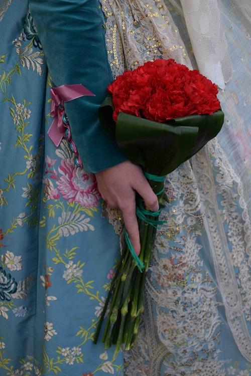 Teresa a apporté une touche de rouge à la robe de la Mare de Deu