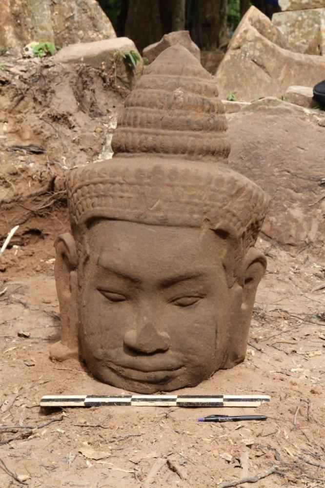 Tete de deva retrouvée à Angkor Thom AKP