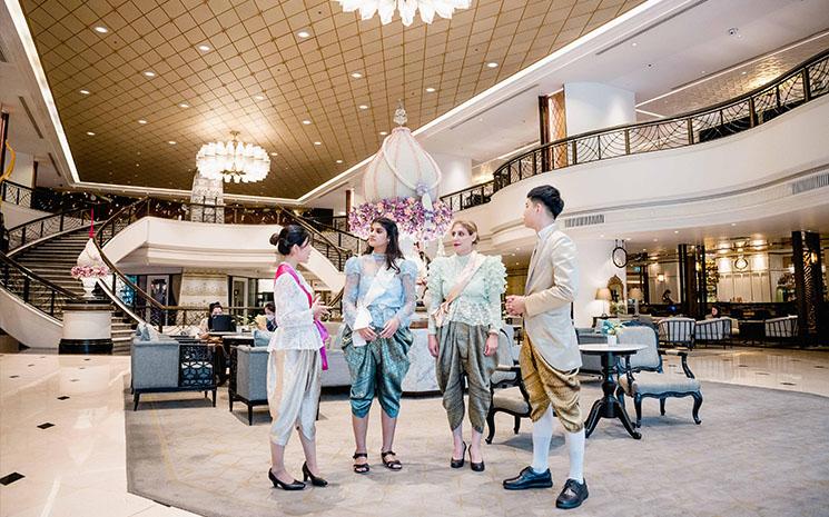 Des clients de l'hotel Athenee Bangkok en tenue de l'epoque de Chulalongkorn dans le lobby