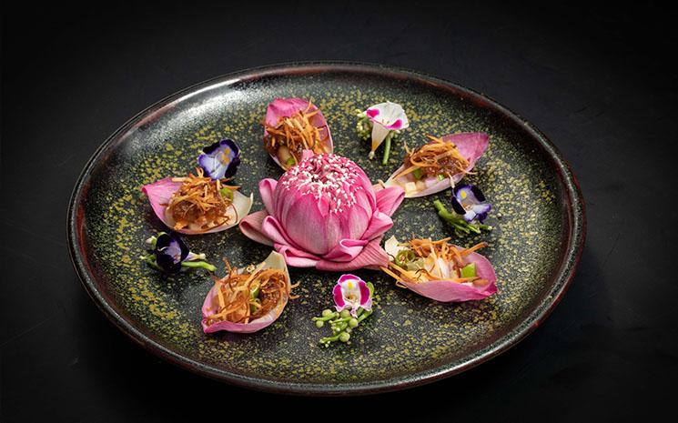 Plat spectaculaire decore de fleurs de lotus au restaurant House of Smooth Curry de l'hotel Athenee Bangkok