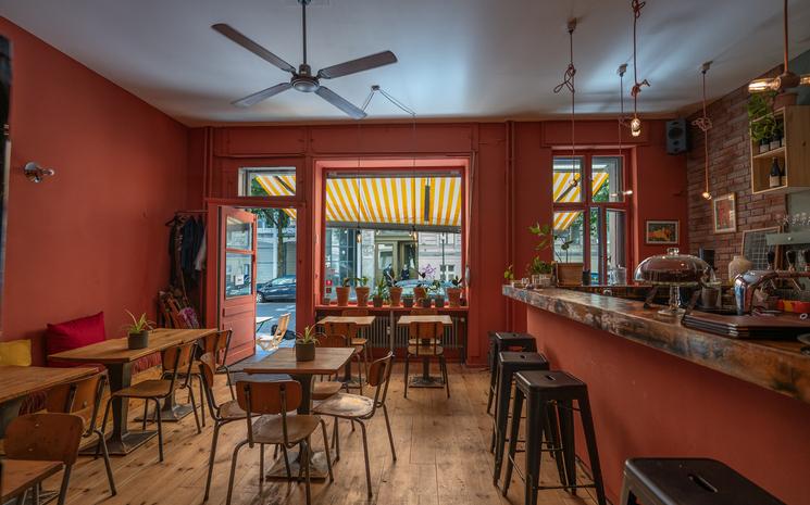Intérieur du restaurant Timbale dans les tons méditerranéens