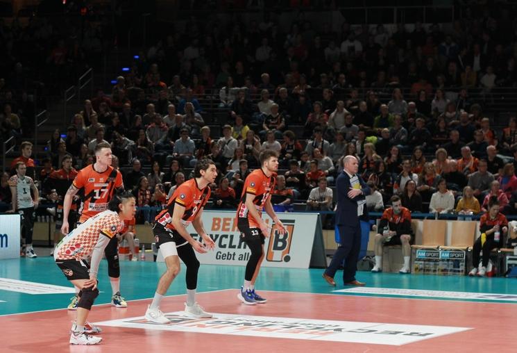 Les joueurs de Berlin Recycling Volley en plein match
