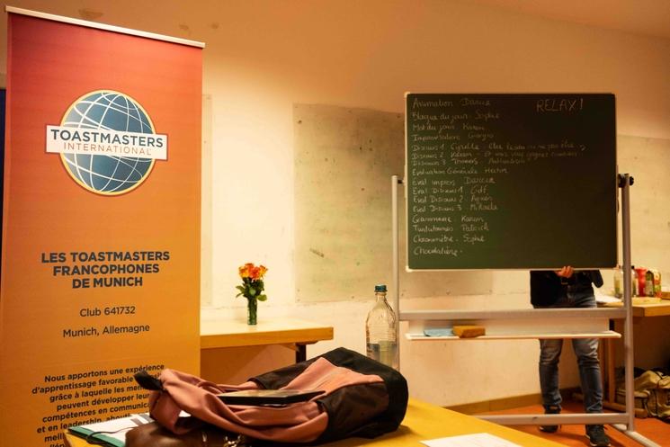 Le programme d'une soirée Toastmasters francophones munich sur un tableau